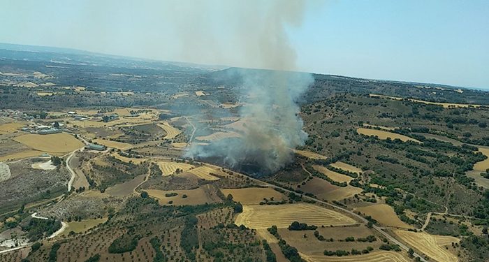 Seis medios y 32 personas tratan de controlar un incendio en Castejón