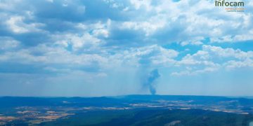 Un total de 13 medios y 59 personas tratan de controlar un incendio declarado en Bascuñana de San Pedro