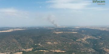 Un total de 18 medios y 75 personas luchan contra un incendio en Budia