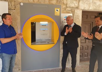 Vega inaugura en Galve de Sorbe el primer cajero automático del contrato entre Diputación y CaixaBank