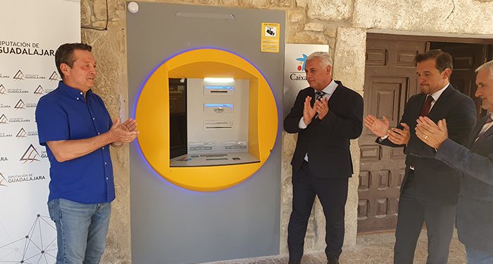 Vega inaugura en Galve de Sorbe el primer cajero automático del contrato entre Diputación y CaixaBank
