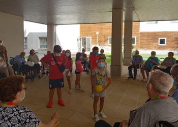 Amavir El Pinar celebra el campamento intergeneracional de verano “De acampada con mis abuelos”