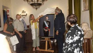 El pintor Agustín González dona al Ayuntamiento un cuadro de Felipe VI