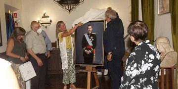 El pintor Agustín González dona al Ayuntamiento de Sigüenza un cuadro de Felipe VI