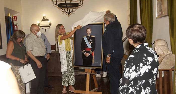 El pintor Agustín González dona al Ayuntamiento de Sigüenza un cuadro de Felipe VI 1 El pintor Agustín González dona al Ayuntamiento un cuadro de Felipe VI