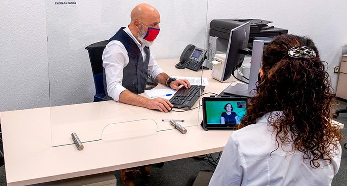 El servicio de vídeo interpretación en lengua de signos llega a las Oficinas de Información y Registro de Castilla-La Mancha 1 El servicio de vídeo interpretación en lengua de signos llega a las Oficinas de Información y Registro de Castilla-La Mancha