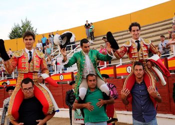 Hernández, Caballero y Gómes salen a hombros de Las Cruces