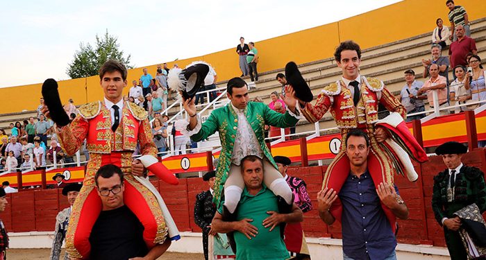 Hernández, Caballero y Gómes salen a hombros de Las Cruces 1 Hernández, Caballero y Gómes salen a hombros de Las Cruces