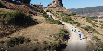 Huélamo disfrutó de la carrera popular Juan Merchante y rememoró la leyenda del Hombre de la Capa Negra