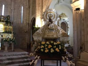 imagen virgen antes de salir en procesion copia