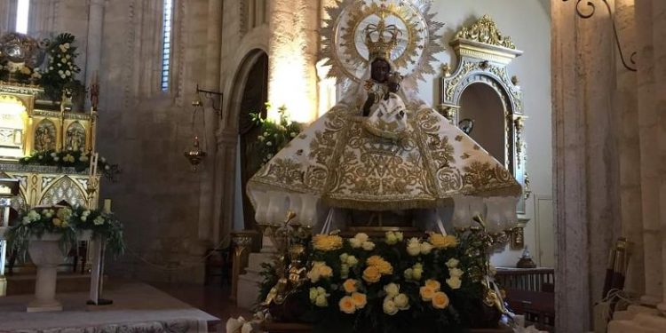 Terminaron las fiestas de la Virgen de la Peña 1 imagen virgen antes de salir en procesion copia
