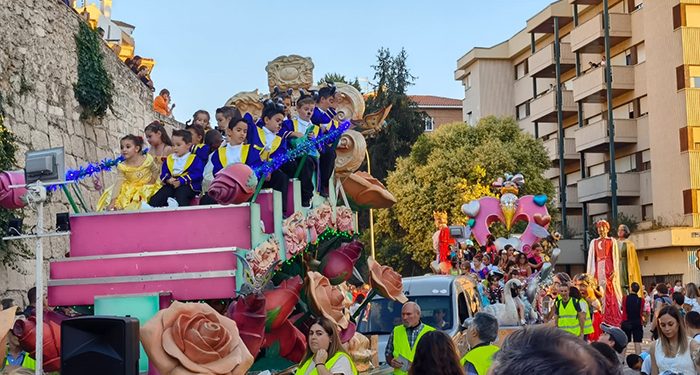El Recinto Ferial abre sus puertas tras el vistoso desfile de carrozas de la Feria y Fiestas de San Julián