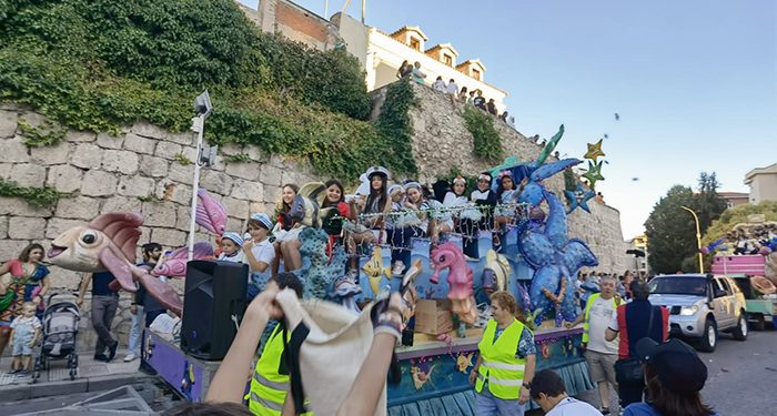El Recinto Ferial abre sus puertas tras el vistoso desfile de carrozas de la Feria y Fiestas de San Julián