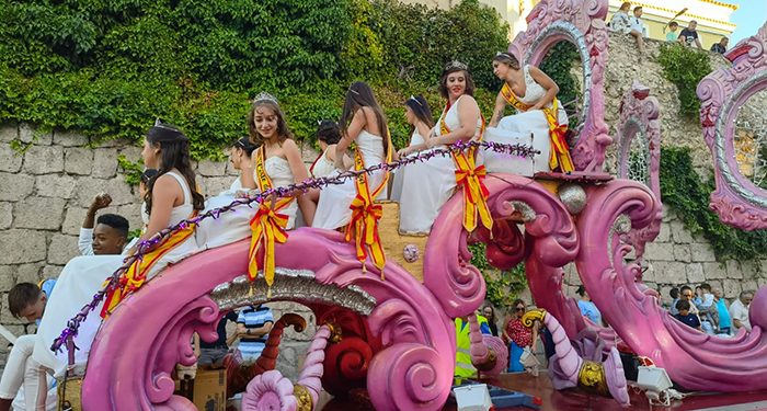 El Recinto Ferial abre sus puertas tras el vistoso desfile de carrozas de la Feria y Fiestas de San Julián