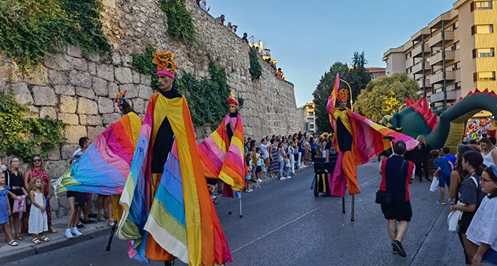 El Recinto Ferial abre sus puertas tras el vistoso desfile de carrozas de la Feria y Fiestas de San Julián