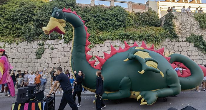 El Recinto Ferial abre sus puertas tras el vistoso desfile de carrozas de la Feria y Fiestas de San Julián