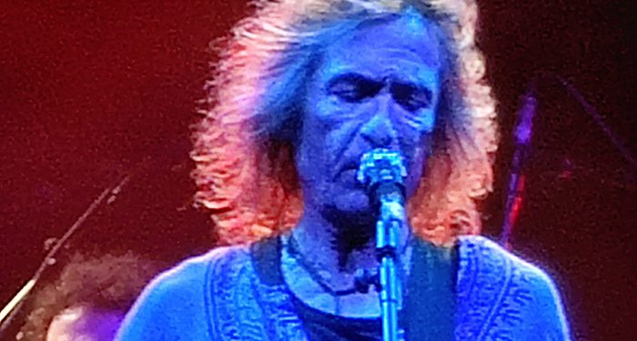 Robe despliega (un poco) rock transgresivo para cerrar San Julián