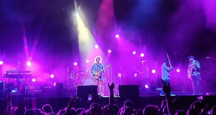 Robe despliega (un poco) rock transgresivo para cerrar San Julián