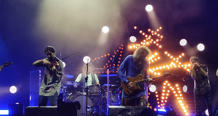 Robe despliega (un poco) rock transgresivo para cerrar San Julián