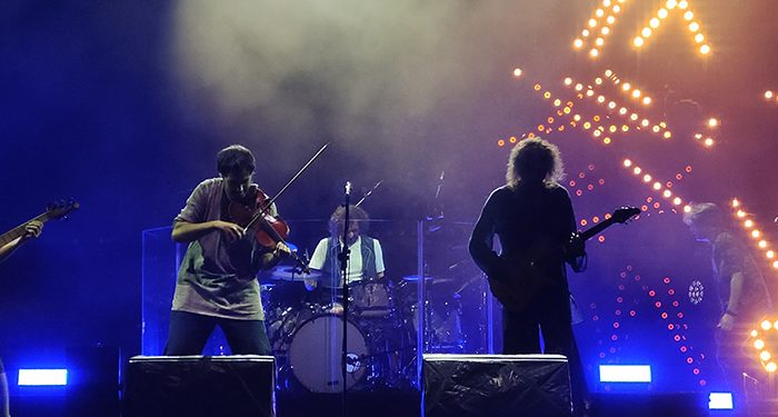 Robe despliega (un poco) rock transgresivo para cerrar San Julián