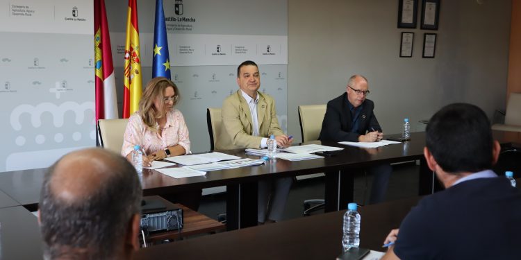 El consejero de Agricultura, Agua y Desarrollo Rural se reúne con ASOPROVAC para analizar el sector 1 img 3554