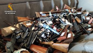 La Guardia Civil de Guadalajara reduce a chatarra 1.083 armas de fuego, piezas y otros objetos peligrosos