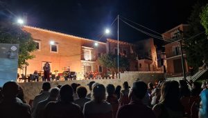“La Noche de las Candelas” en Albares sorprendió al público con un viaje musical por el Renacimiento y un sentido homenaje a los refugiados ucranianos