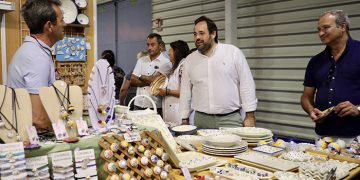 Paco Núñez visita la Feria de Artesanía de Cuenca
