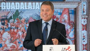 Page garantiza el mantenimiento del grueso de las contrataciones en materia sanitaria y compromete 2.200 puestos más en esta área para la próxima legislatura