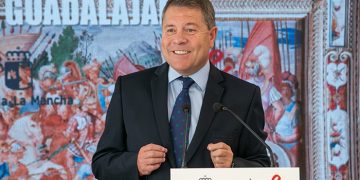 Page garantiza el mantenimiento del grueso de las contrataciones en materia sanitaria y compromete 2.200 puestos más en esta área para la próxima legislatura