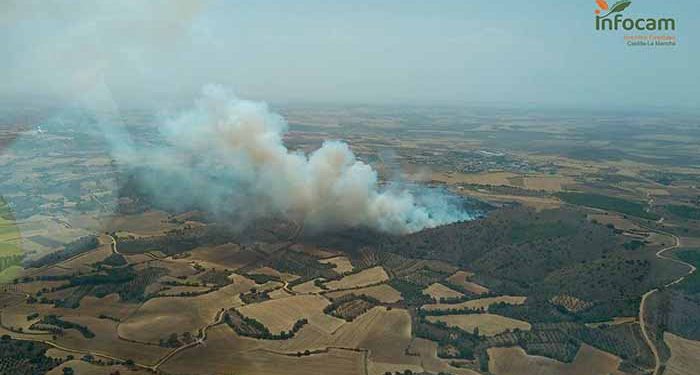 quince medios y 68 personas luchan por controlar un incendio en san lorenzo de la parrilla