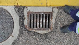 Se intensifica la limpieza de alcantarillas en Cabanillas ante las previsiones de fuertes lluvias