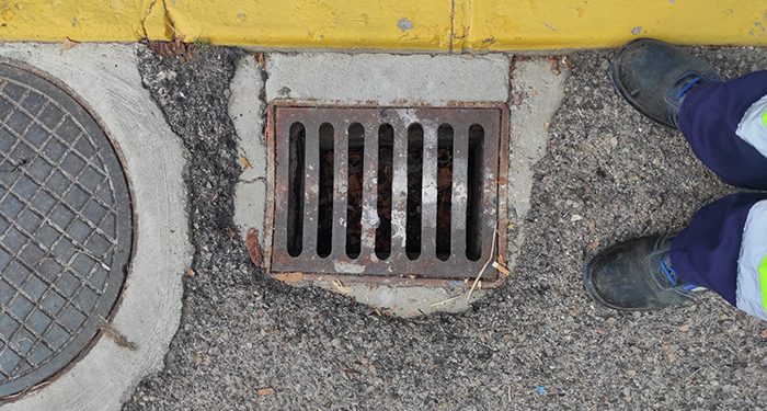 Se intensifica la limpieza de alcantarillas en Cabanillas ante las previsiones de fuertes lluvias