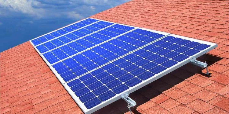 El Gobierno de Castilla-La Mancha destina más de 6.600.000 de euros a la instalación de placas fotovoltaicas en institutos y centros de Educación Especial de la región 1 Solar panels on the roof of private home