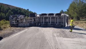 Trasladado al Hospital de Guadalajara un hombre de 37 años tras un espectacular accidente de un camión en Peñalén