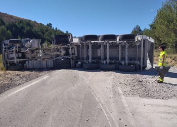 Trasladado al Hospital de Guadalajara un hombre de 37 años tras un espectacular accidente de un camión en Peñalén