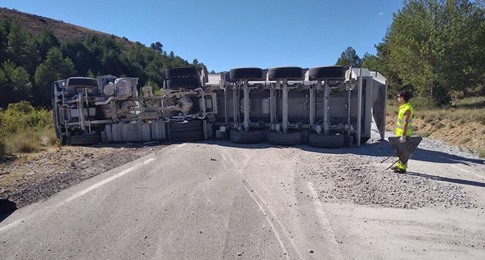 Trasladado al Hospital de Guadalajara un hombre de 37 años tras un espectacular accidente de un camión en Peñalén 1 Trasladado al Hospital de Guadalajara un hombre de 37 años tras un espectacular accidente de un camión en Peñalén
