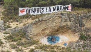 Despliegan una pancarta antitaurina en el Cerro de la Doncella de Cuenca por San Mateo