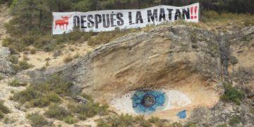 Despliegan una pancarta antitaurina en el Cerro de la Doncella de Cuenca por San Mateo
