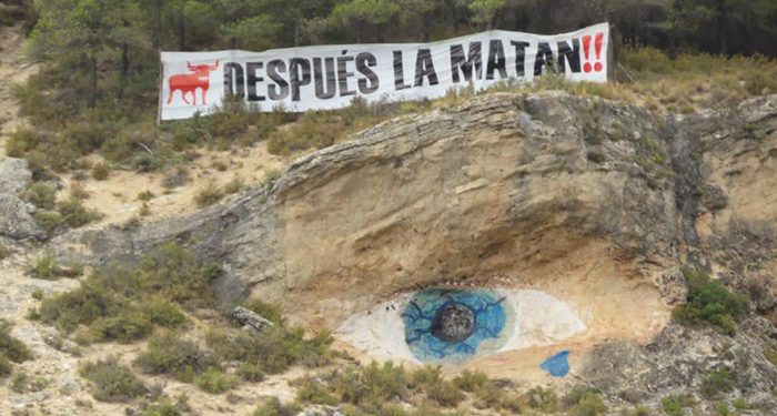 Despliegan una pancarta antitaurina en el Cerro de la Doncella de Cuenca por San Mateo 1 Despliegan una pancarta antitaurina en el Cerro de la Doncella de Cuenca por San Mateo