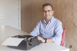 El escritor iniestense Pedro Martínez publica su primera novela bajo el título Cuando aprendí a vivir