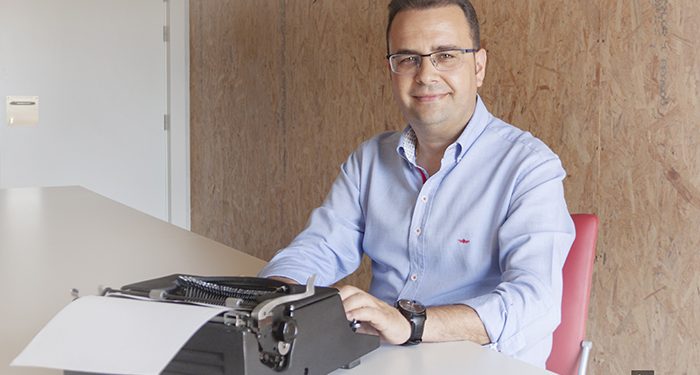 El escritor iniestense Pedro Martínez publica su primera novela bajo el título Cuando aprendí a vivir