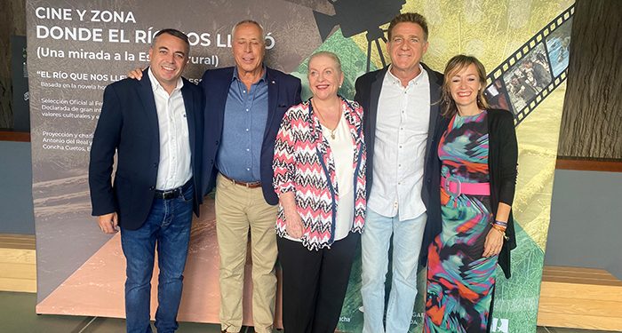El Gobierno regional homenajea en Cuenca la película ´El río que nos lleva´ poniendo en valor el trabajo de los gancheros