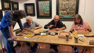 El maestro cincelador Mariano Canfránc transmite su conocimiento a otros artistas