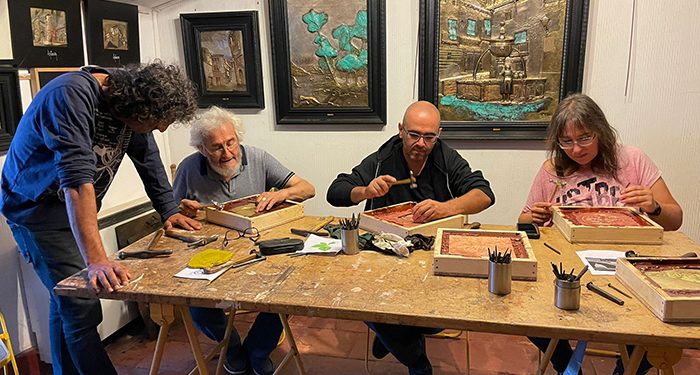 El maestro cincelador Mariano Canfránc transmite su conocimiento a otros artistas