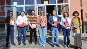 El PSOE de Guadalajara informa a pie de calle de la puesta en marcha de la gratuidad de los abonos de Renfe para Cercanías y media distancia