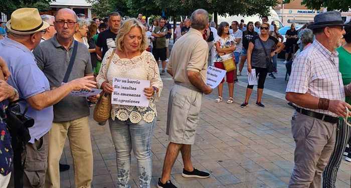 Hormaechea: “Es urgente que el Ayuntamiento de Azuqueca se implique en la lucha contra ocupación ilegal de viviendas” 1 El Grupo Popular en el Ayuntamiento de Azuqueca defenderá en el próximo Pleno una moción contra la ocupación ilegal de viviendas, a través de la modificación de varias leyes para hacer posible el desalojo de los okupas en 24 horas, la celebración de juicios rápidos y el endurecimiento de las penas con hasta 3 años de cárcel. Además, a nivel municipal, la propuesta del PP plantea cambios en la Ley de Bases de Régimen Local dirigidos a impedir la inscripción en el padrón municipal de los okupas o la devolución del IBI a los propietarios de inmuebles afectados, una vez que hay una resolución judicial firme. “La ocupación ilegal es un problema grave que Azuqueca arrastra desde hace ya muchos años, dando lugar a conflictos, serios problemas de convivencia, situaciones de violencia, tráfico de drogas y tensión vecinal. El Gobierno municipal no puede mirar para otro lado, sino que desde el Ayuntamiento hay que implicarse para acabar con el problema”, señala la portavoz del PP, Aure Hormaechea, quien junto con el resto de concejales del Grupo participaba esta semana en la concentración de protesta impulsada por vecinos de la plaza de Castilla, donde se dieron cita cientos de personas. “Hubo insultos y amenazas y vivieron momentos de auténtica tensión”, aseguran los populares, recordando que no es la primera vez que esto sucede en Azuqueca, un municipio con varias zonas afectadas por la ocupación ilegal (Navarrosa, plaza General Vives, calle soledad, calle Libertad hasta iglesia de San Miguel, edificio PIZARRO la Estación, en la zona de Las 200). Los populares recuerdan el intenso conflicto que se generó hace ya cuatro años con algunas de las viviendas ocupadas en Azuqueca, llegándose a iniciar el proceso de desalojo de algunos de los inmuebles por la vía judicial. Según un informe de Cáritas que forma parte del proyecto de “Mediación social con personas afectadas por la exclusión en cuando al acceso a la vivienda”, que se haya podido constatar en Azuqueca hay 69 viviendas en situación irregular, en las que habitan un total de 146 personas, entre hombres, mujeres y menores (aunque en el propio informe se indica que existen otras viviendas en situación irregular “que no han podido ser censadas por falta de accesibidad”). Teniendo en cuenta la situación, hace ya dos años (en agosto de 2020) se aprobó en Pleno la elaboración de un plan contra la ocupación ilegal de viviendas, así como reclamar reformas legales para proteger a los propietarios afectados. Todo ello se recoge en la Ordenanza de Seguridad y Convivencia, cuyo artículo 135 dice textualmente: “Previo estudio e informe preceptivo de la Policía Local, el Pleno municipal elaborará un Plan Municipal contra la ocupación ilegal de Viviendas que garantice la restitución de los inmuebles ocupados ilegalmente a sus legítimos propietarios, en coordinación con el Gobierno autonómico y en el marco de las medidas que éste adopte en el ámbito de refuerzo de la seguridad y la vigilancia de inmuebles abandonados susceptibles de ocupación ilegal”, y en su punto 2: “el Ayuntamiento de Azuqueca de Henares dispondrá de un servicio de asesoramiento y orientación jurídica a los propietarios y víctimas de estos ilícitos frente a tales conductas que violentan el ordenamiento jurídico y menoscaban los derechos de propiedad y vivienda”. Sin embargo, los concejales del PP aseguran que, a pesar de todo, “nada de esto se ha cumplido. El alcalde y el Equipo de Gobierno permanecen impasibles, como si aquí no pasara nada, e incumpliendo los acuerdos municipales”, lamenta la portavoz popular, que espera que el Gobierno municipal apoye en el Pleno previsto para el 29 de septiembre la propuesta de instar al Gobierno de Sánchez a que modifique las Leyes para endurecer las penas en caso de ocupación ilegal de viviendas o inmuebles, medidas para proteger a los legítimos propietarios, desalojos en 24 horas y evitar empadronamientos de personas que ocupan inmuebles ilegalmente. Los cambios normativos propuestos por el PP afectarían a la Ley de Enjuiciamiento Criminal, la Ley de Enjuiciamiento Civil, la Ley de Propiedad Horizontal Ley de Bases de Régimen Local. Hormaechea, recuerda que han sido numerosas las iniciativas tanto del PP como otros grupos de la oposición, para tratar de poner freno a la ocupación en Azuqueca. “Es imprescindible y urgente que se tomen medidas, porque además de ser una ilegalidad, los vecinos no pueden vivir sometidos a tanta inseguridad y tanta tensión”, señala la portavoz popular.