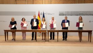 La alcaldesa de Sigüenza firma en el  MITMA el protocolo de actuación de la Agenda Urbana