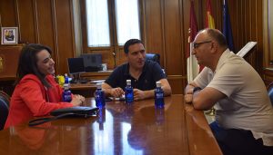 Martínez Chana conoce los proyectos de investigación para detectar precozmente el cáncer de mama de Marina Sánchez, natural de Montalbo