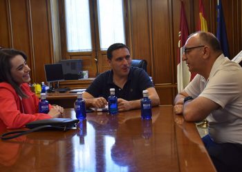 Martínez Chana conoce los proyectos de investigación para detectar precozmente el cáncer de mama de Marina Sánchez, natural de Montalbo